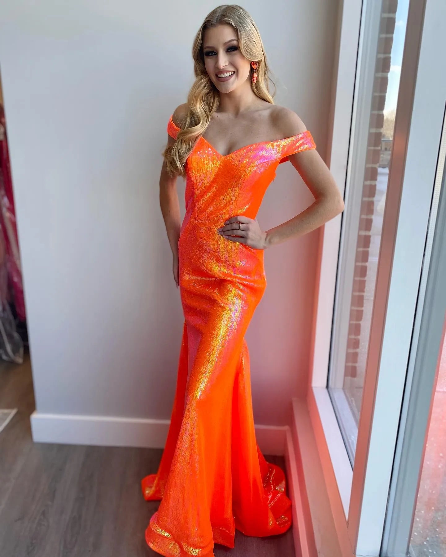 Vestidos de fiesta elegantes de sirena con lentejuelas y hombros descubiertos de satén con corsé y espalda abierta