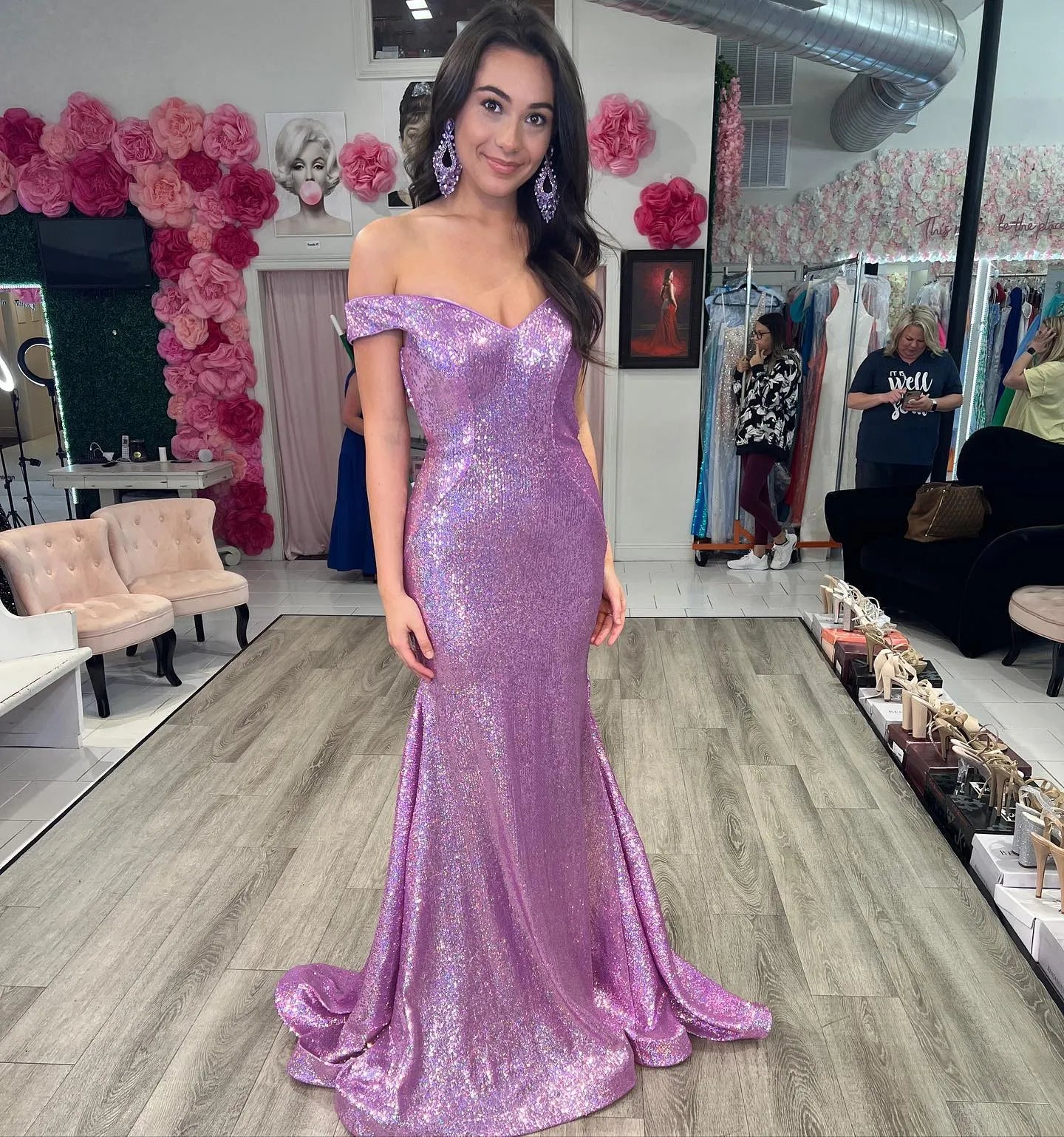 Vestidos de fiesta elegantes de sirena con lentejuelas y hombros descubiertos de satén con corsé y espalda abierta