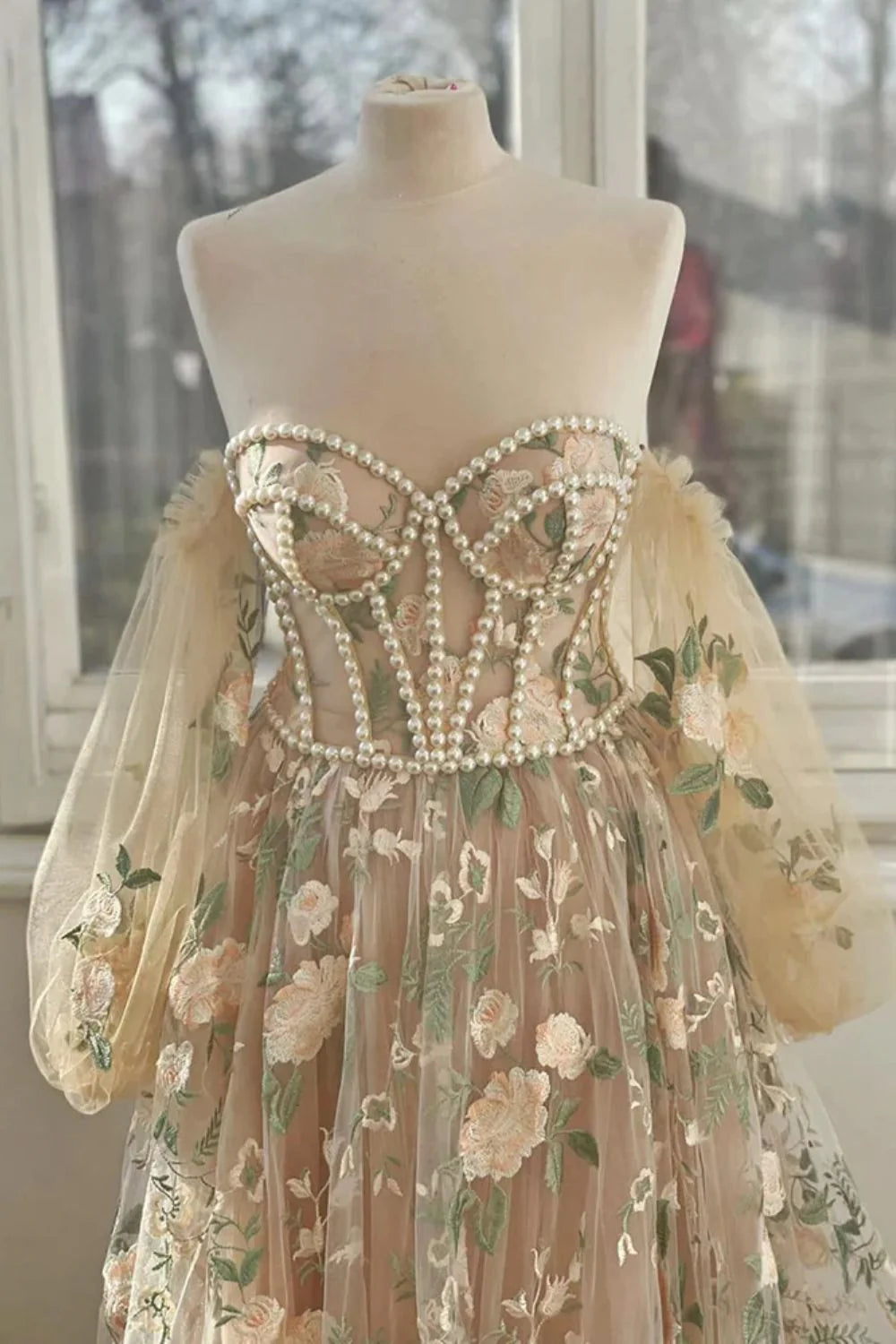 Vestidos de fiesta de tul con mangas largas y corte A con apliques y perlas