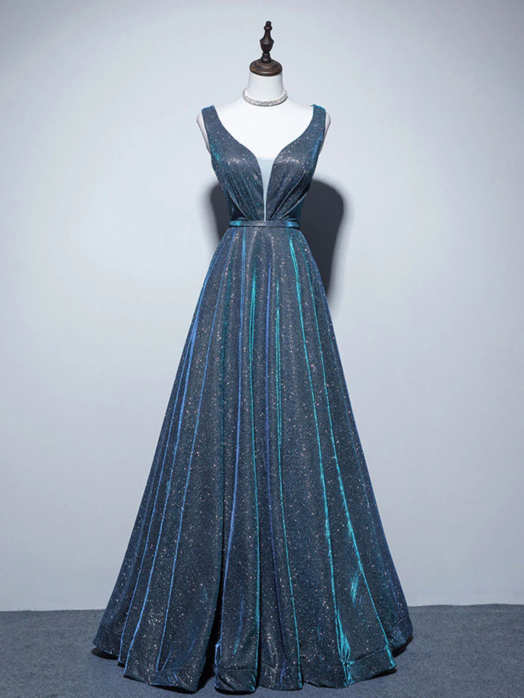 Vestido de fiesta largo azul satinado con escote en V y corte A de Amzcw. Vestidos formales azules. Vestido de fiesta en tienda.