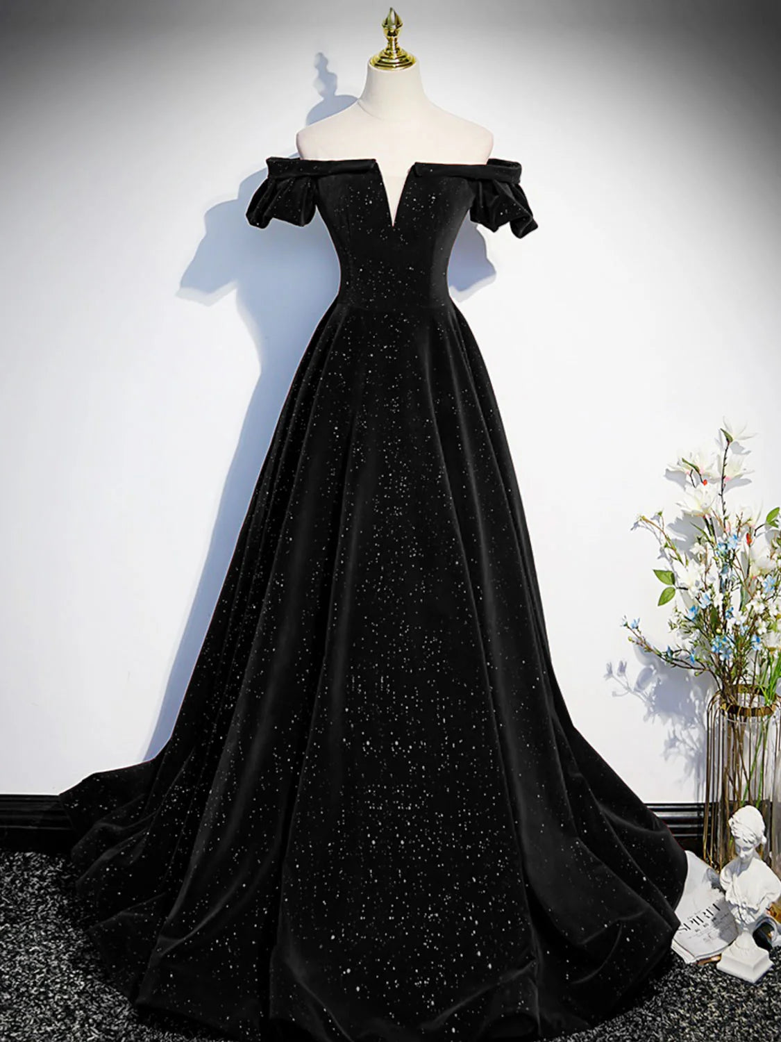 Vestido de fiesta largo de terciopelo negro con hombros descubiertos y corte en A de Amzcw. Vestido de noche formal de terciopelo. Vestido de fiesta en tienda.