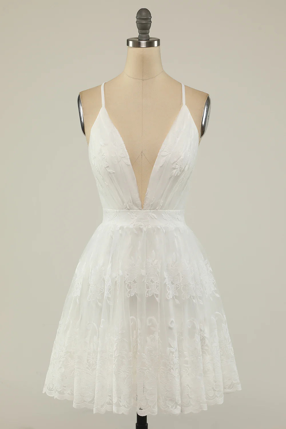 Vestido de fiesta corto blanco con tirantes finos