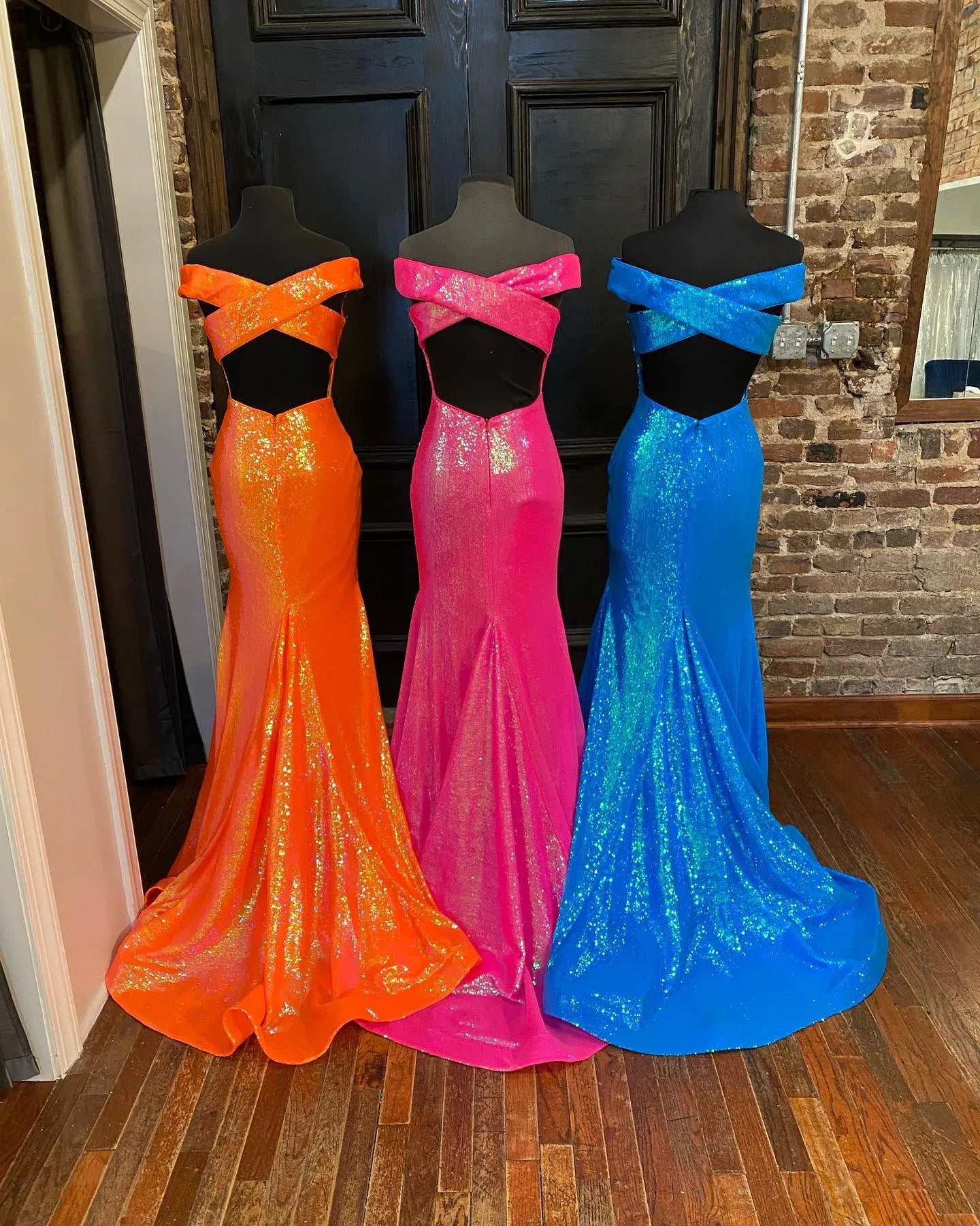 Vestidos de fiesta elegantes de sirena con lentejuelas y hombros descubiertos de satén con corsé y espalda abierta