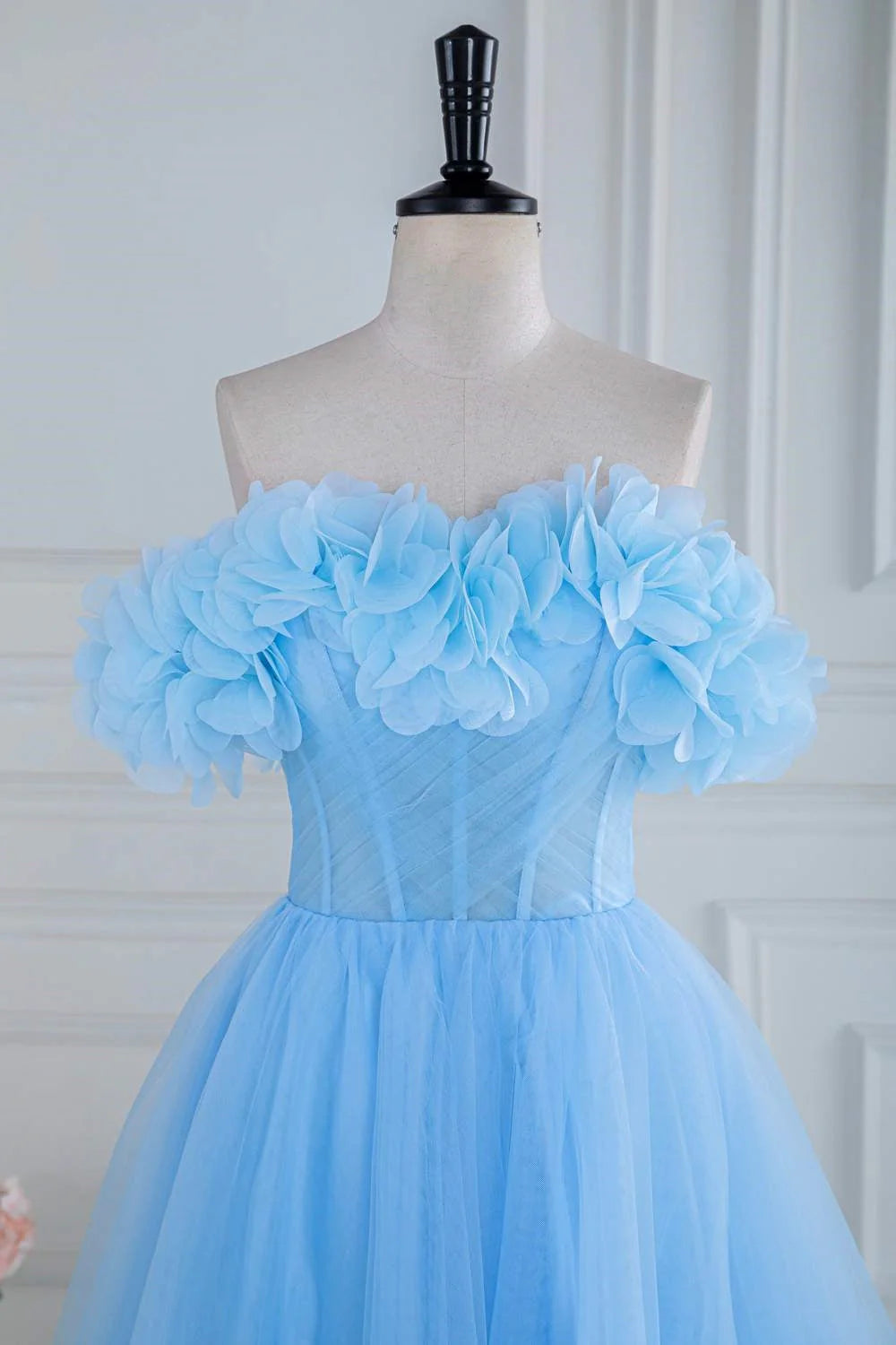 Vestidos de fiesta de tul con hombros descubiertos, corte en A y abertura con flores
