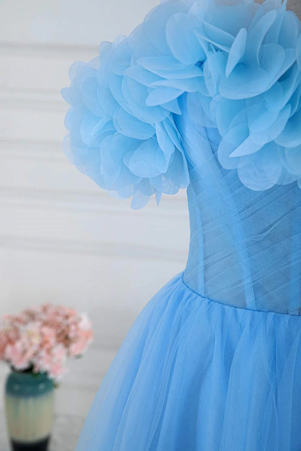 Vestidos de fiesta de tul con hombros descubiertos, corte en A y abertura con flores