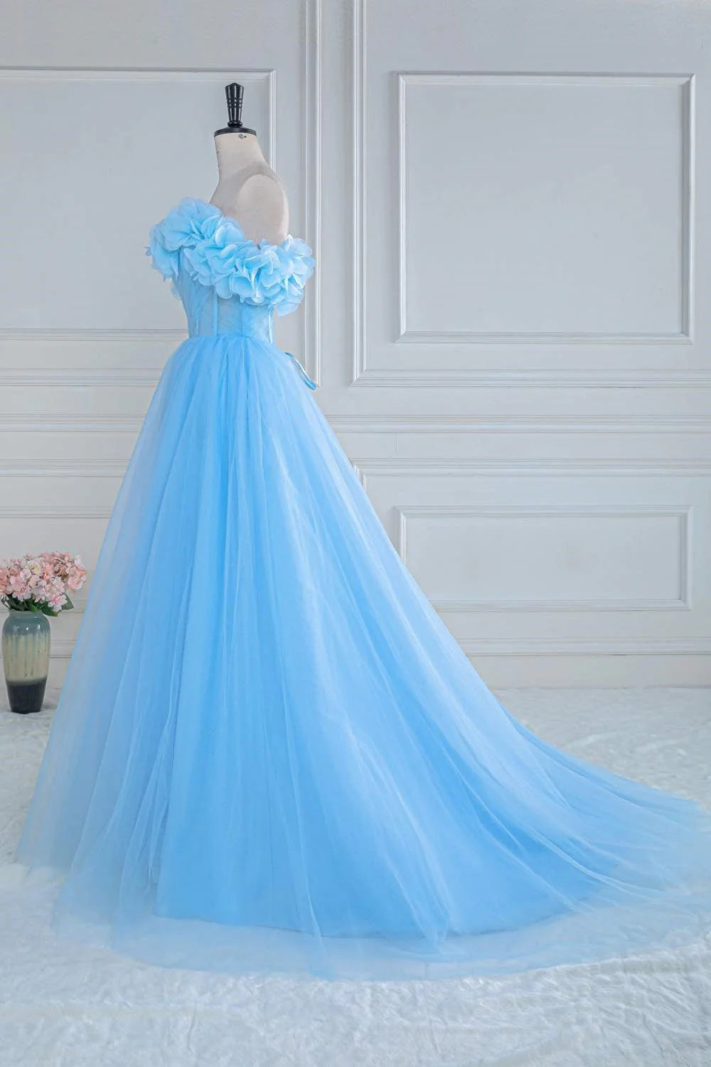Vestidos de fiesta de tul con hombros descubiertos, corte en A y abertura con flores