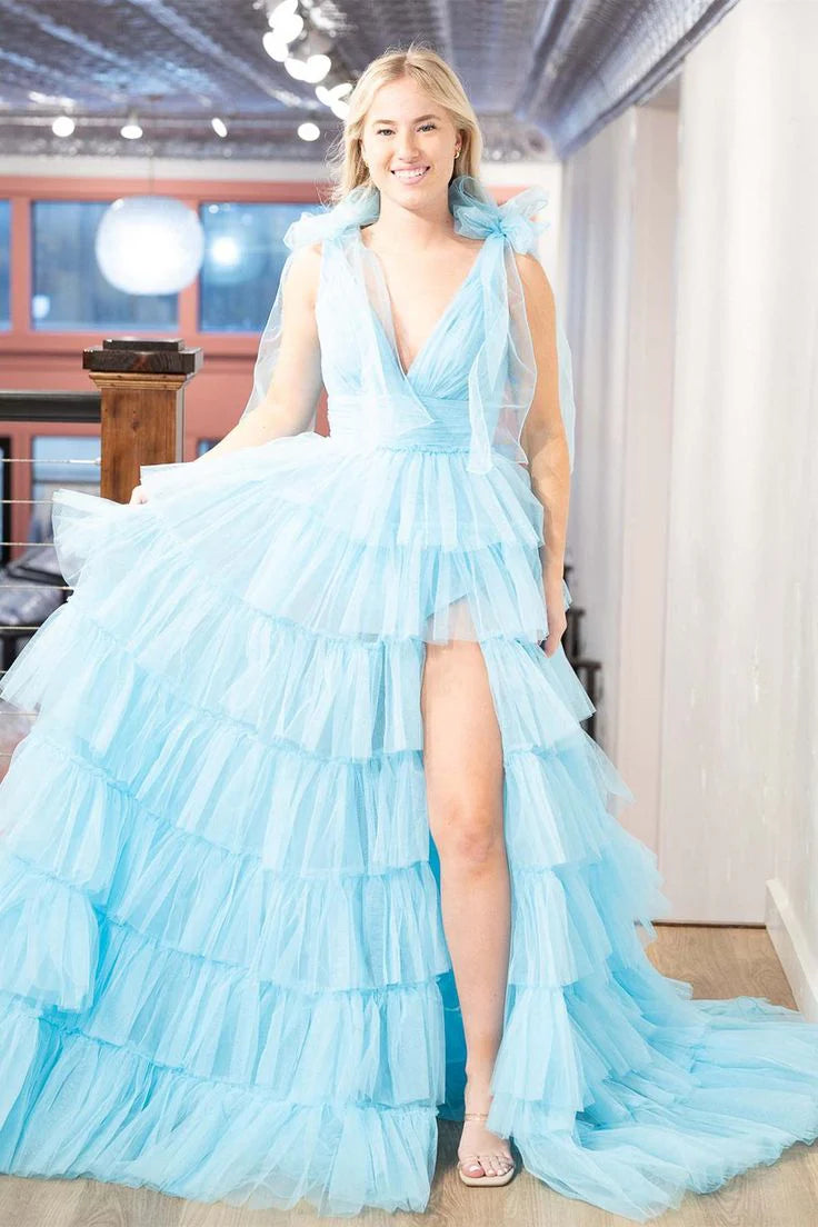 Vestido de fiesta con escote en V, abertura hasta el suelo y volantes