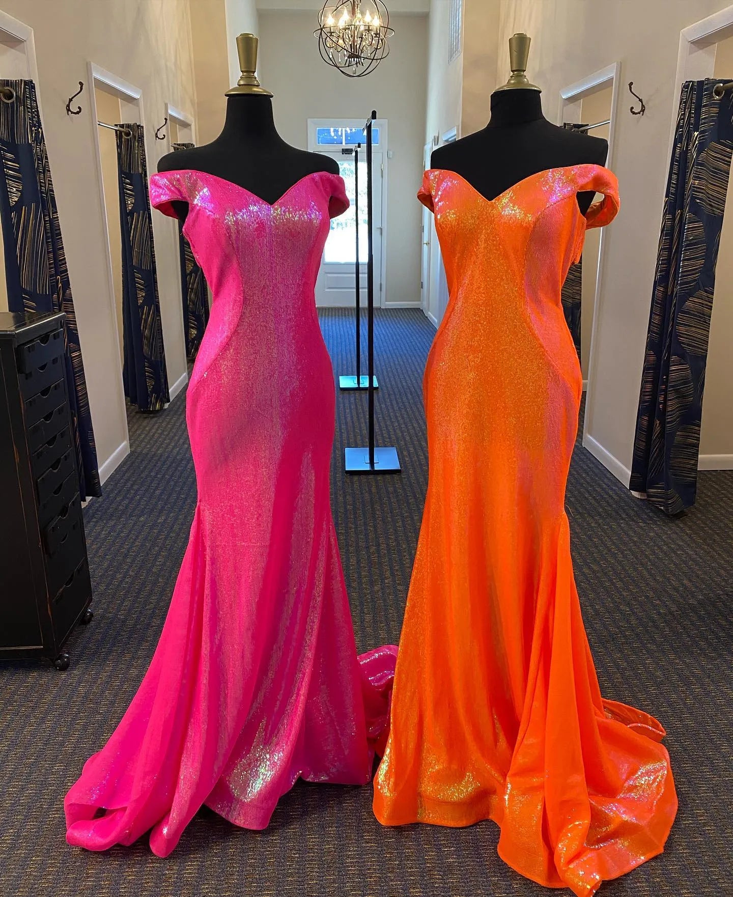 Vestidos de fiesta elegantes de sirena con lentejuelas y hombros descubiertos de satén con corsé y espalda abierta