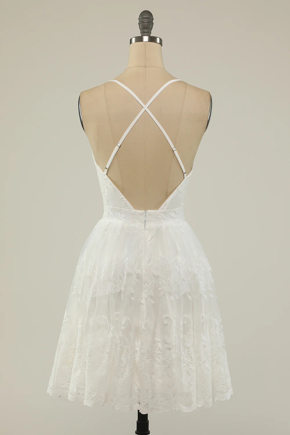 Vestido de fiesta corto blanco con tirantes finos