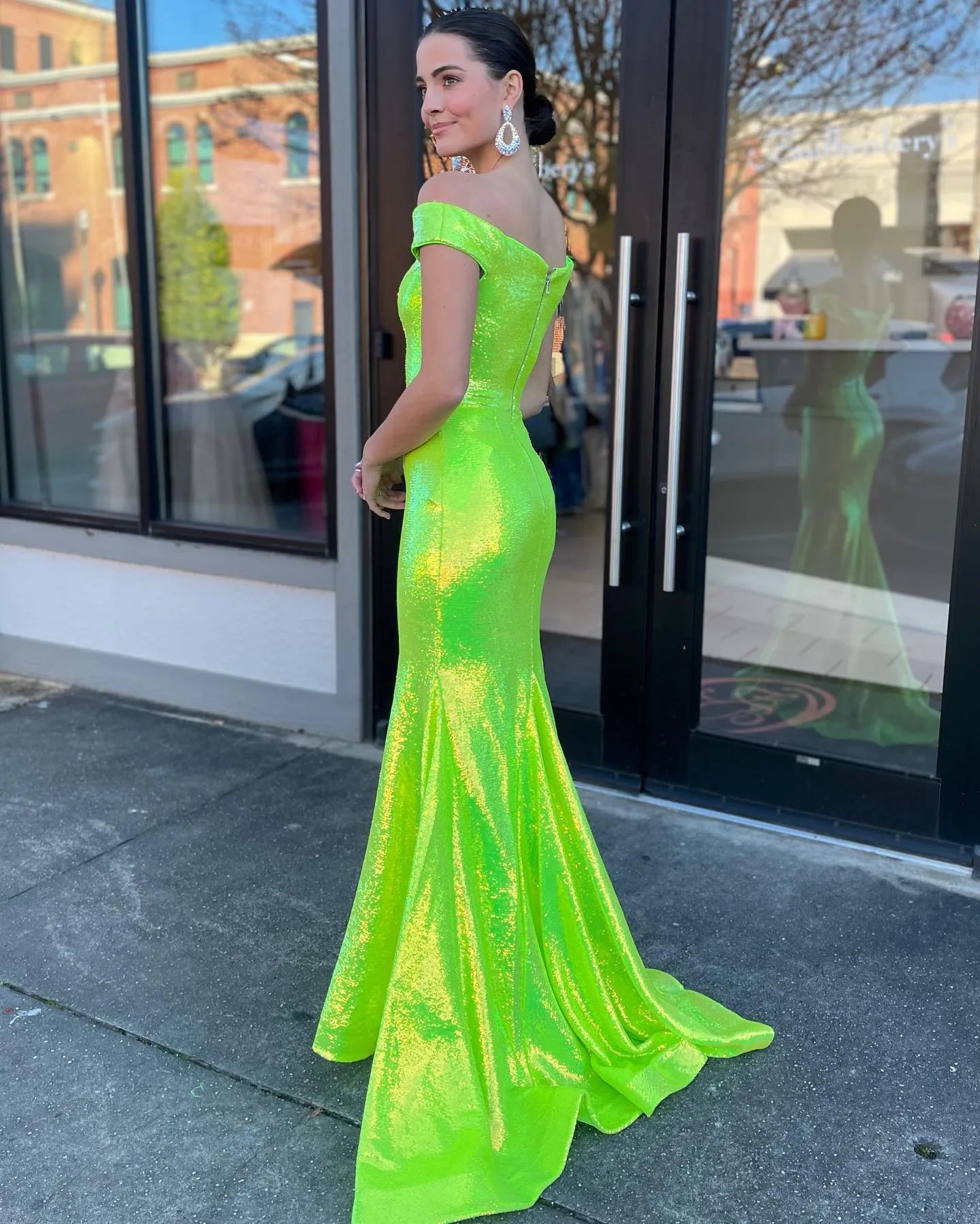Vestidos de fiesta elegantes de sirena con lentejuelas y hombros descubiertos de satén con corsé y espalda abierta