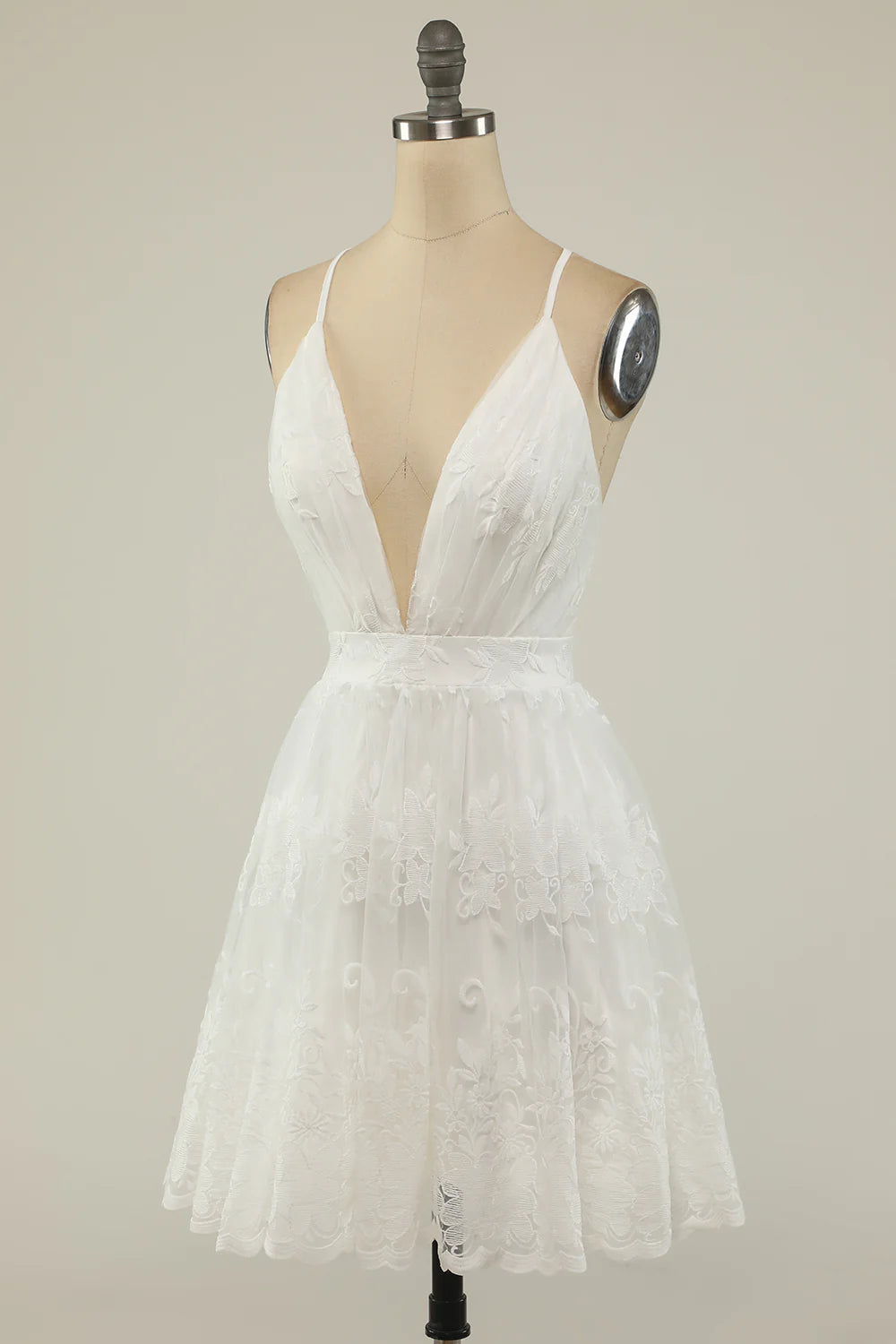 Vestido de fiesta corto blanco con tirantes finos