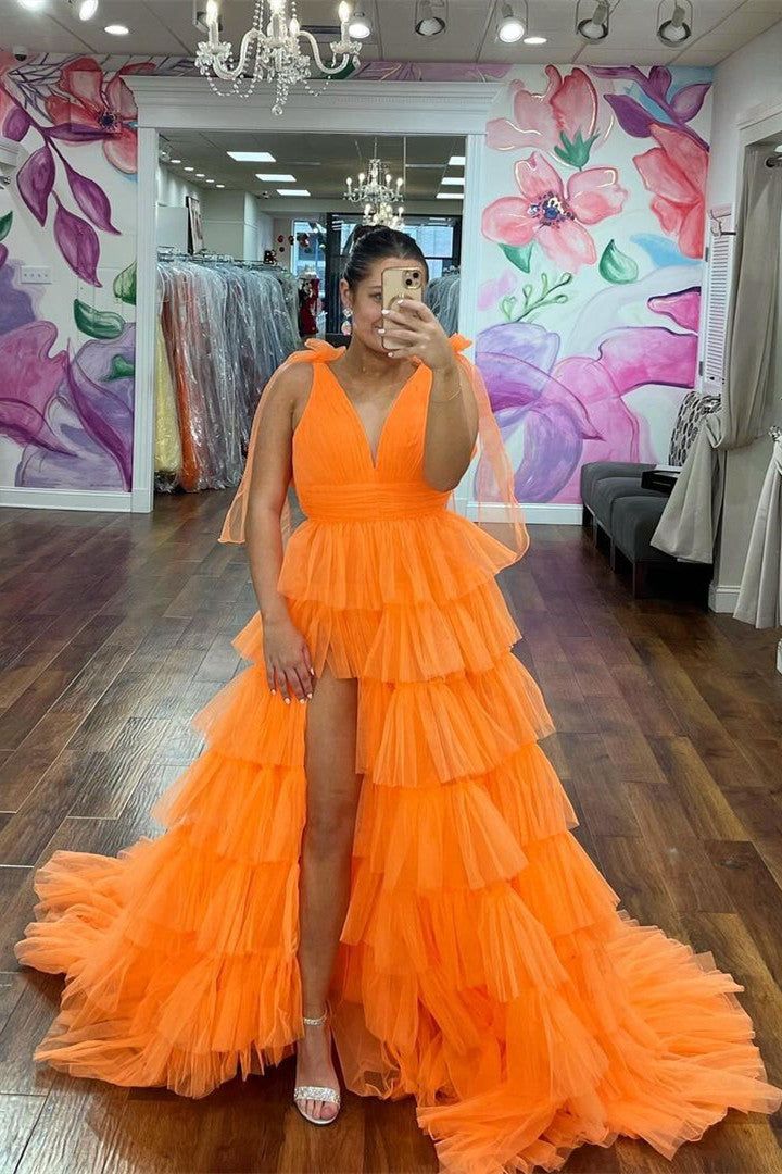 Vestido de fiesta con escote en V, abertura hasta el suelo y volantes