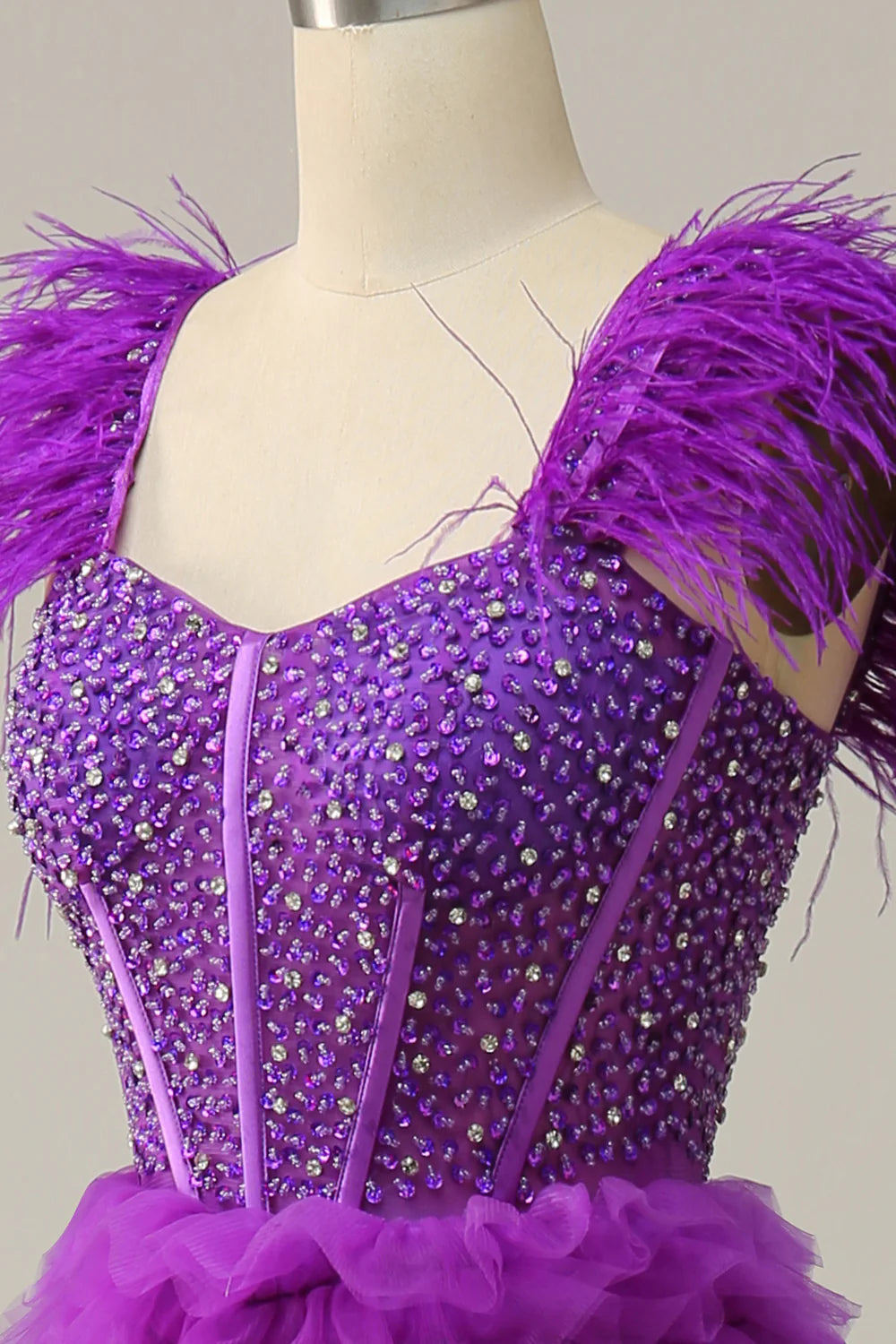 Vestido de fiesta largo morado con escote en forma de corazón y plumas con abalorios