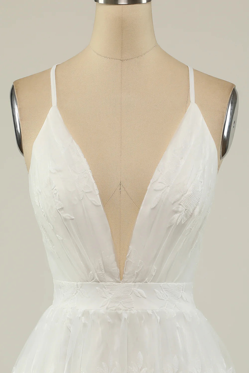 Vestido de fiesta corto blanco con tirantes finos