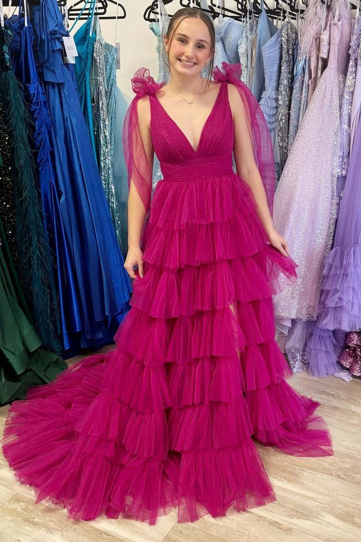 Vestido de fiesta con escote en V, abertura hasta el suelo y volantes