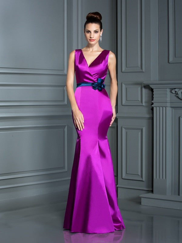Vestido de dama de honor largo de satén elástico tejido sin mangas con flores hechas a mano y escote en V de corte trompeta/sirena