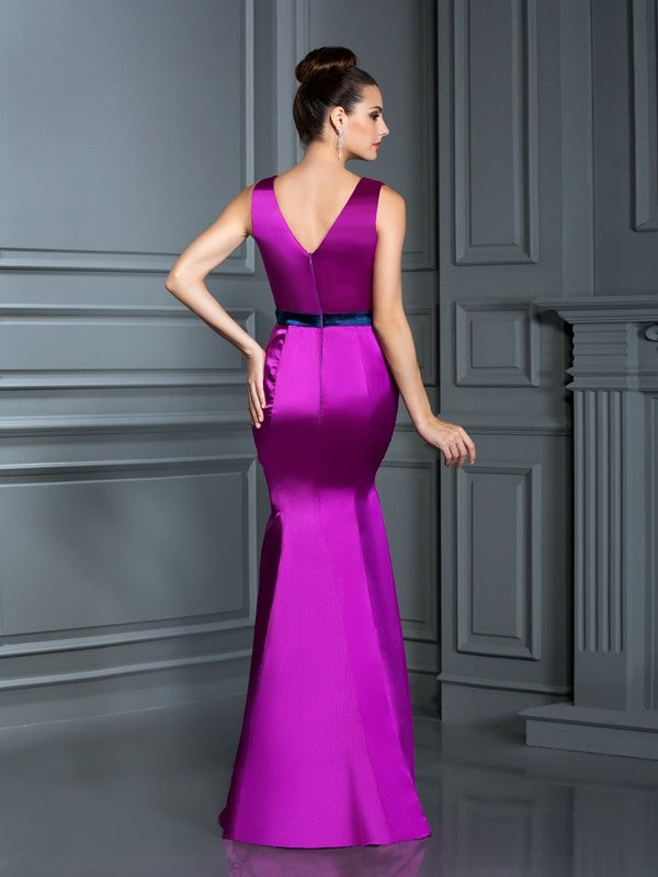 Vestido de dama de honor largo de satén elástico tejido sin mangas con flores hechas a mano y escote en V de corte trompeta/sirena