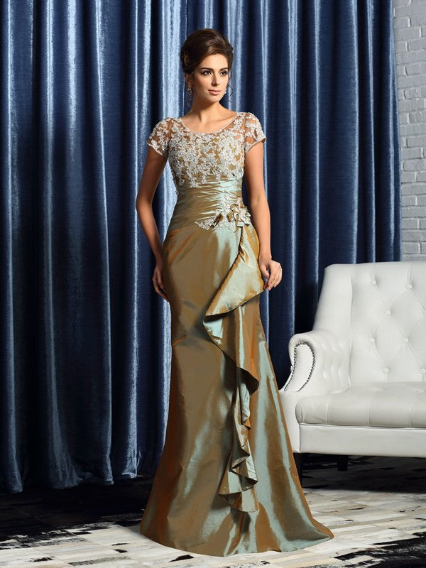 Vestidos de madre de la novia de tafetán largo con apliques y mangas cortas con cuentas y corte trompeta/sirena