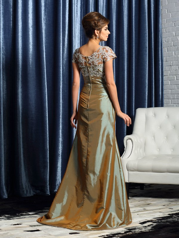 Vestidos de madre de la novia de tafetán largo con apliques y mangas cortas con cuentas y corte trompeta/sirena