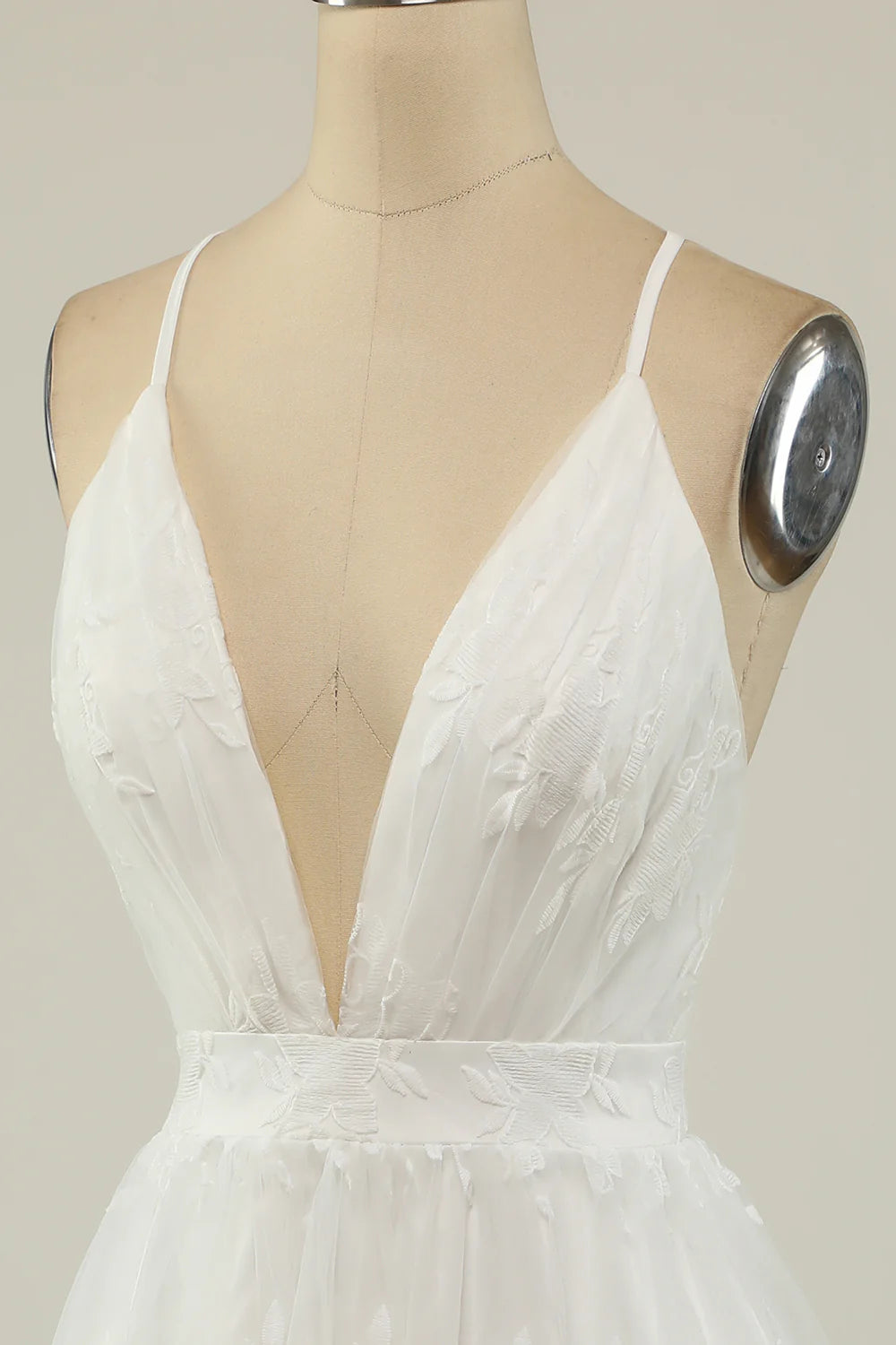 Vestido de fiesta corto blanco con tirantes finos