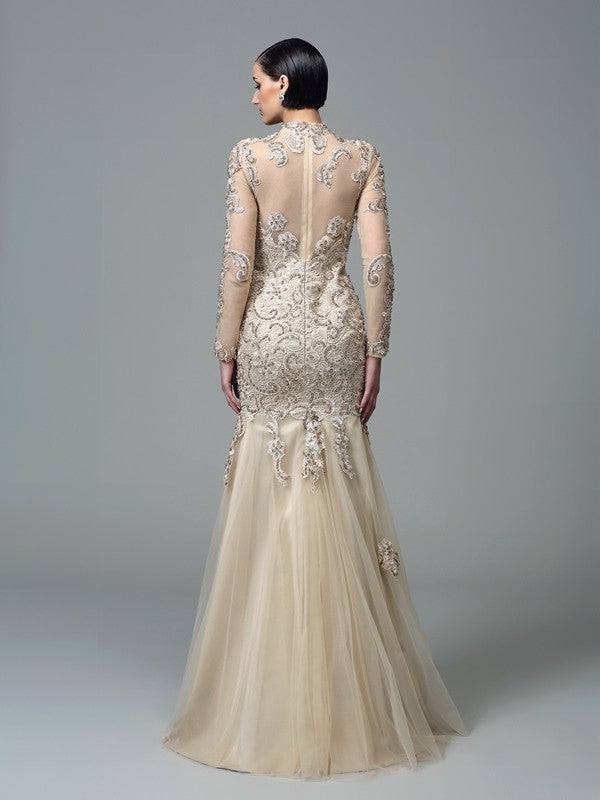 Vestidos largos de red con mangas largas y apliques de cuello alto y corte tubo/columna