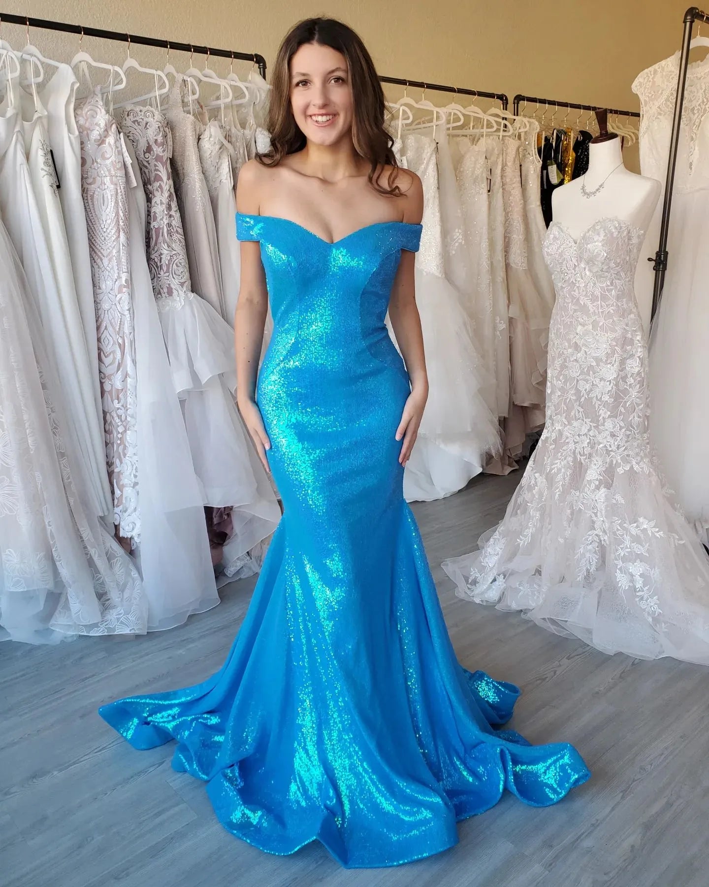 Vestidos de fiesta elegantes de sirena con lentejuelas y hombros descubiertos de satén con corsé y espalda abierta