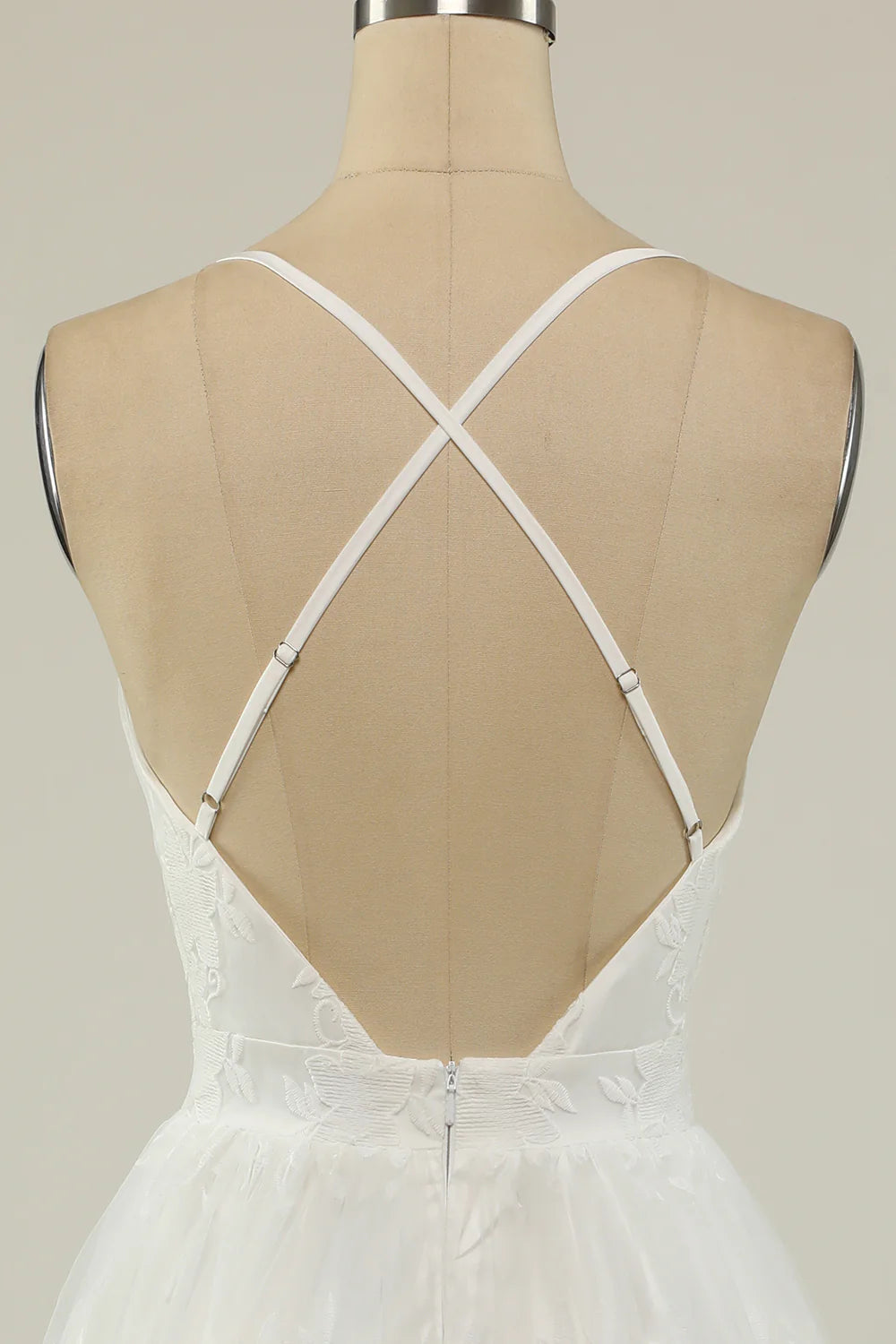 Vestido de fiesta corto blanco con tirantes finos