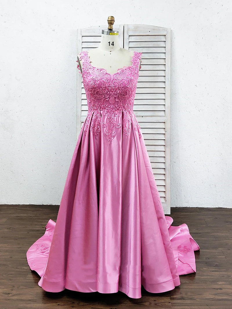 Vestido de quinceañera rosa de lujo con apliques cuadrados, escote corazón, cuentas y encaje en satén