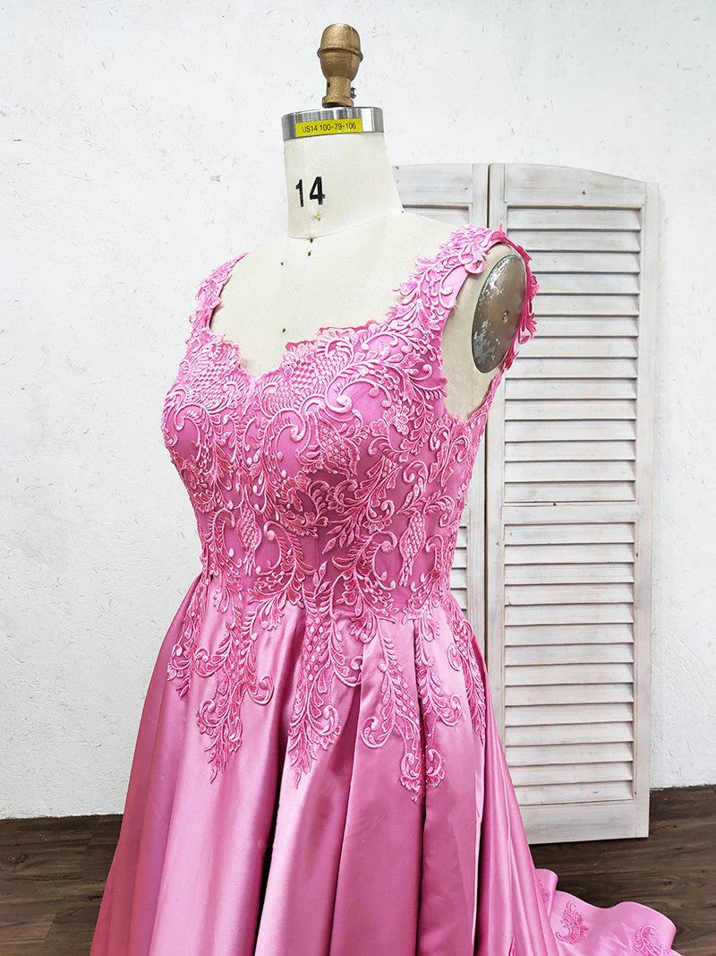 Vestido de quinceañera rosa de lujo con apliques cuadrados, escote corazón, cuentas y encaje en satén