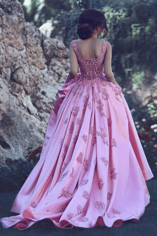 Vestido de quinceañera rosa de lujo con apliques cuadrados, escote corazón, cuentas y encaje en satén