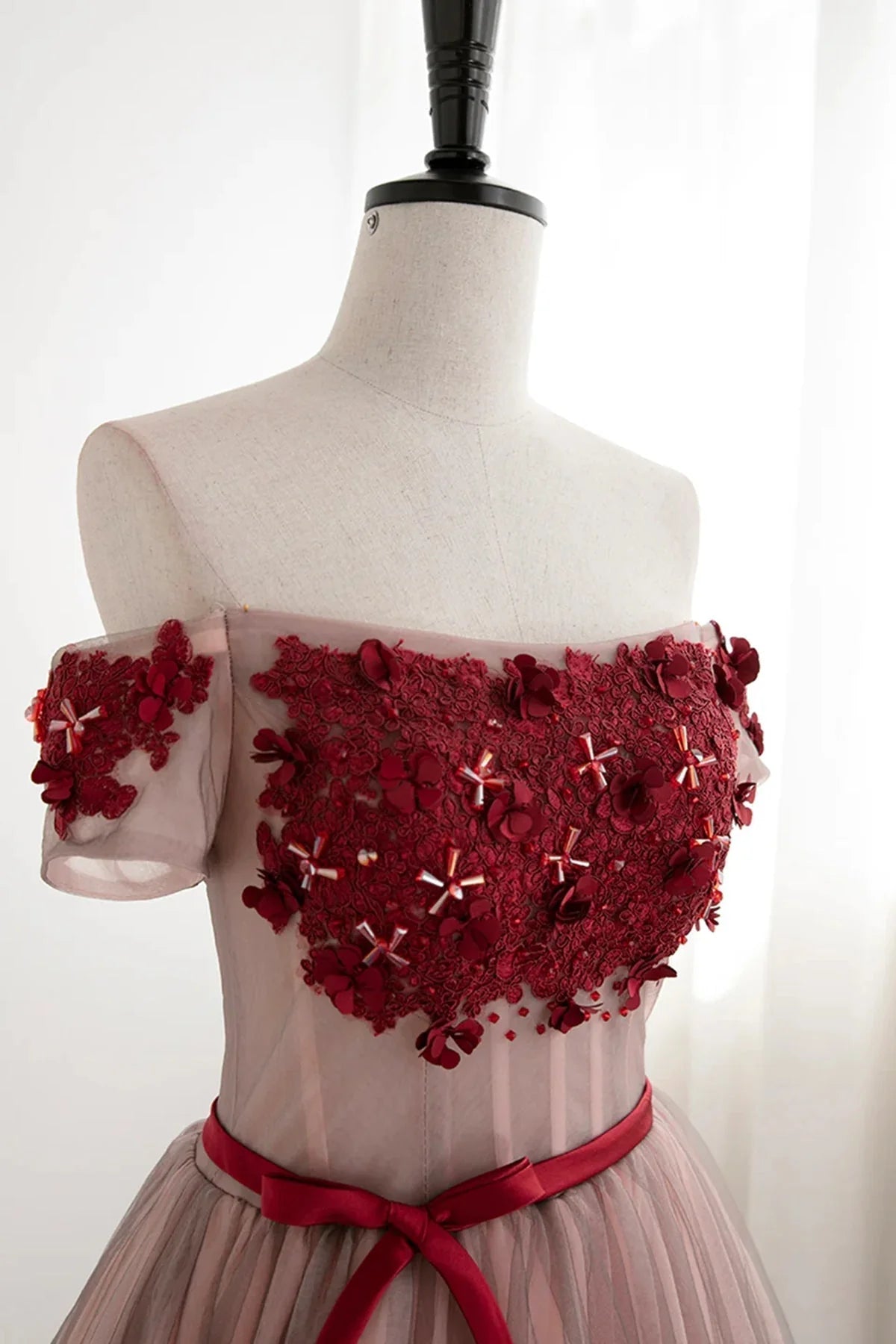 Vestidos de fiesta cortos de tul con cordones y flores rojas, sin tirantes, con hombros descubiertos