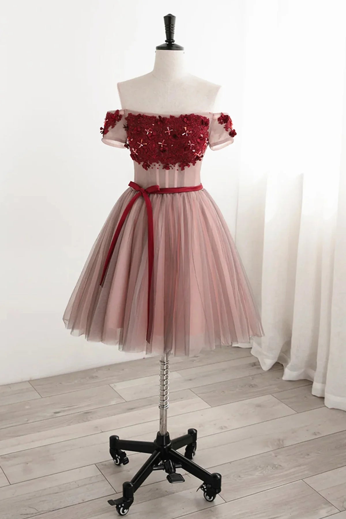 Vestidos de fiesta cortos de tul con cordones y flores rojas, sin tirantes, con hombros descubiertos