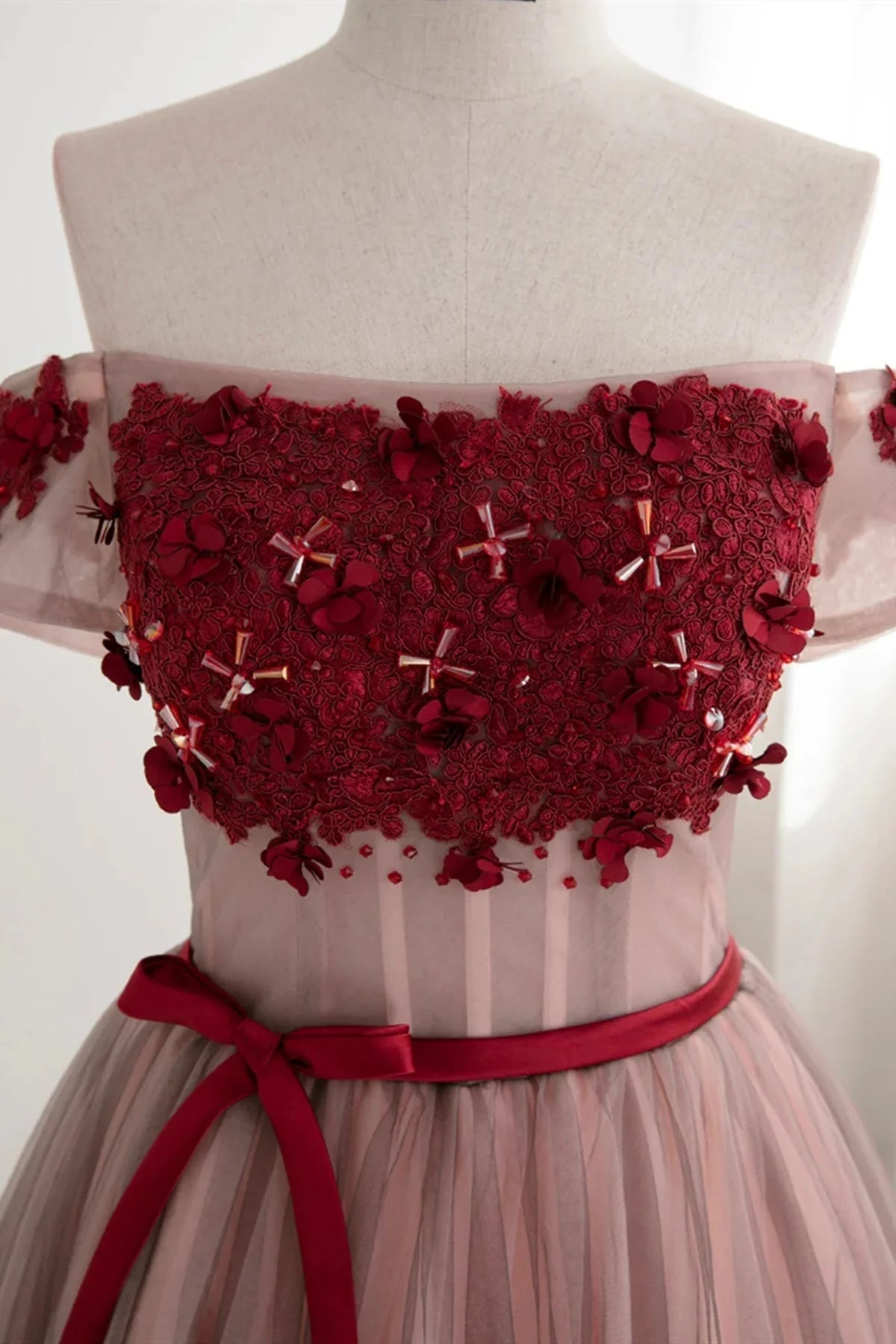 Vestidos de fiesta cortos de tul con cordones y flores rojas, sin tirantes, con hombros descubiertos