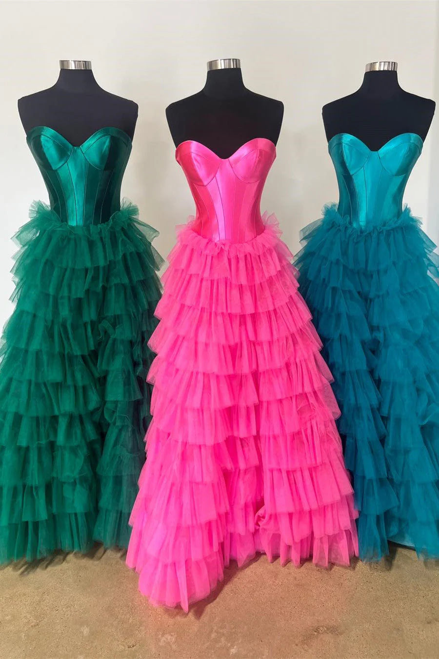 Vestido de fiesta largo de satén y tul en capas, sin tirantes y corte A