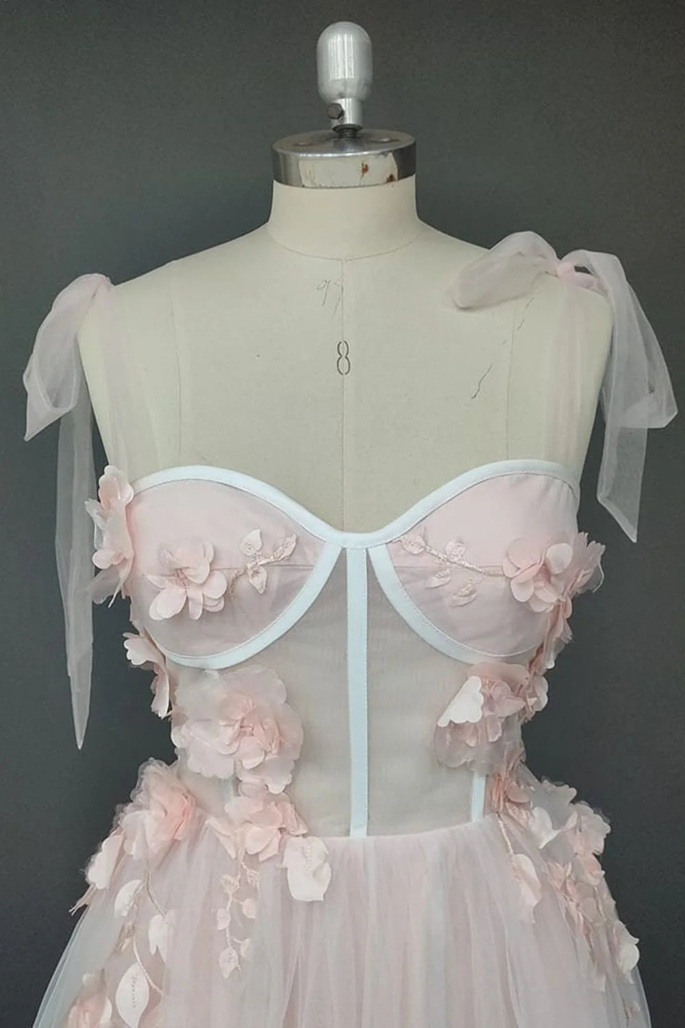 Vestido de fiesta largo con escote en forma de A, apliques de tul y espalda abierta con flores