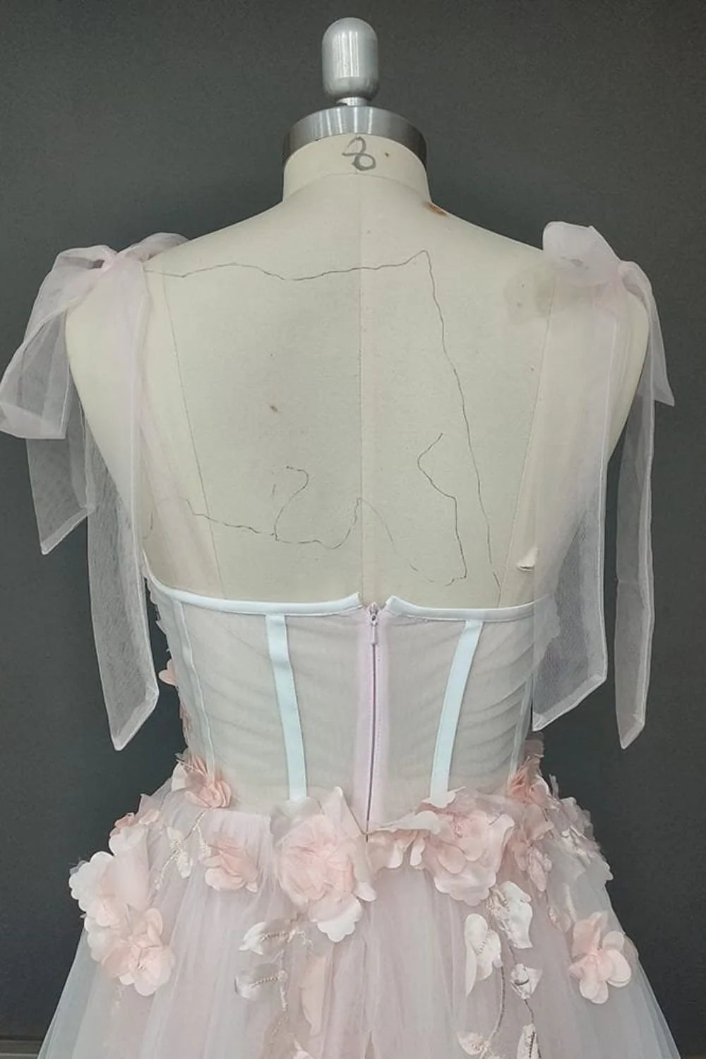Vestido de fiesta largo con escote en forma de A, apliques de tul y espalda abierta con flores