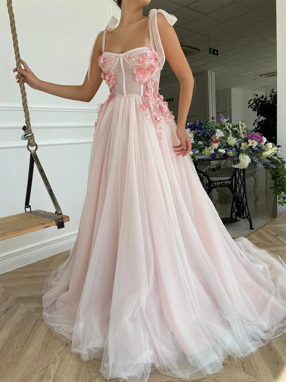 Vestido de fiesta largo con escote en forma de A, apliques de tul y espalda abierta con flores