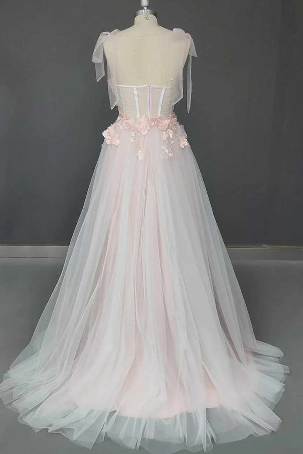 Vestido de fiesta largo con escote en forma de A, apliques de tul y espalda abierta con flores