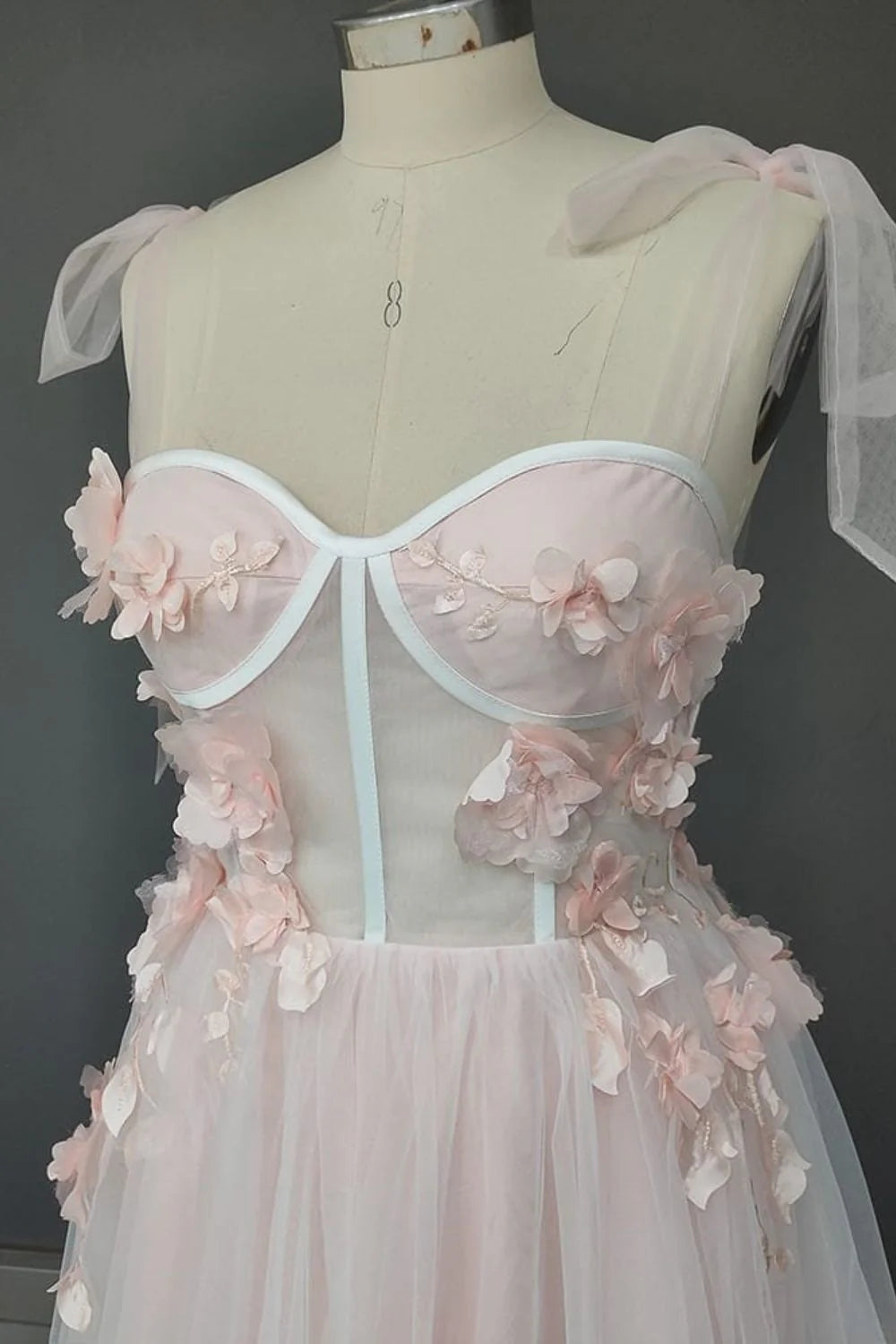 Vestido de fiesta largo con escote en forma de A, apliques de tul y espalda abierta con flores