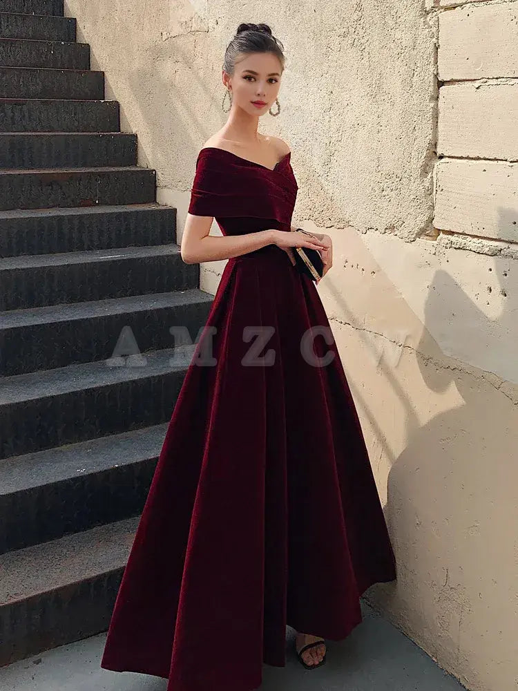 Vestido de fiesta Amzcw de corte A en color burdeos con hombros descubiertos y largo hasta la rodilla. Vestido formal en color burdeos. Vestido de fiesta disponible en tienda.