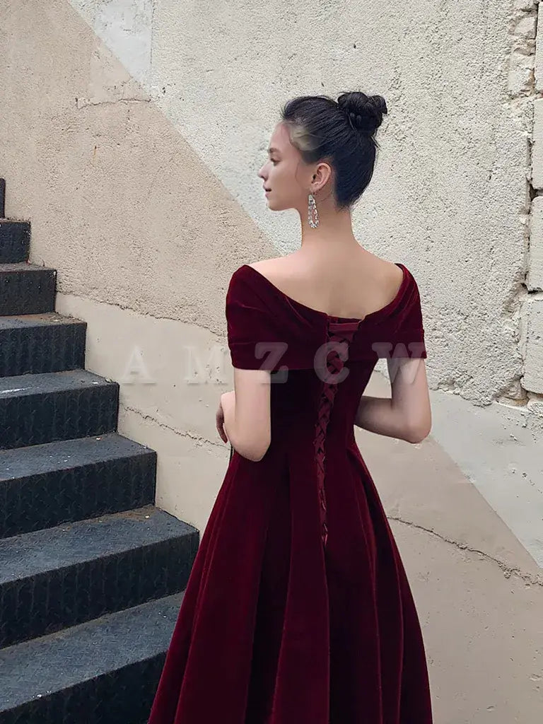 Vestido de fiesta Amzcw de corte A en color burdeos con hombros descubiertos y largo hasta la rodilla. Vestido formal en color burdeos. Vestido de fiesta disponible en tienda.