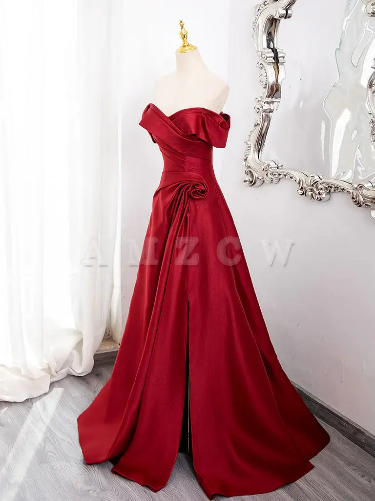 Vestido de fiesta largo de satén burdeos con hombros descubiertos y corte en A de Amzcw. Disponible en tienda.
