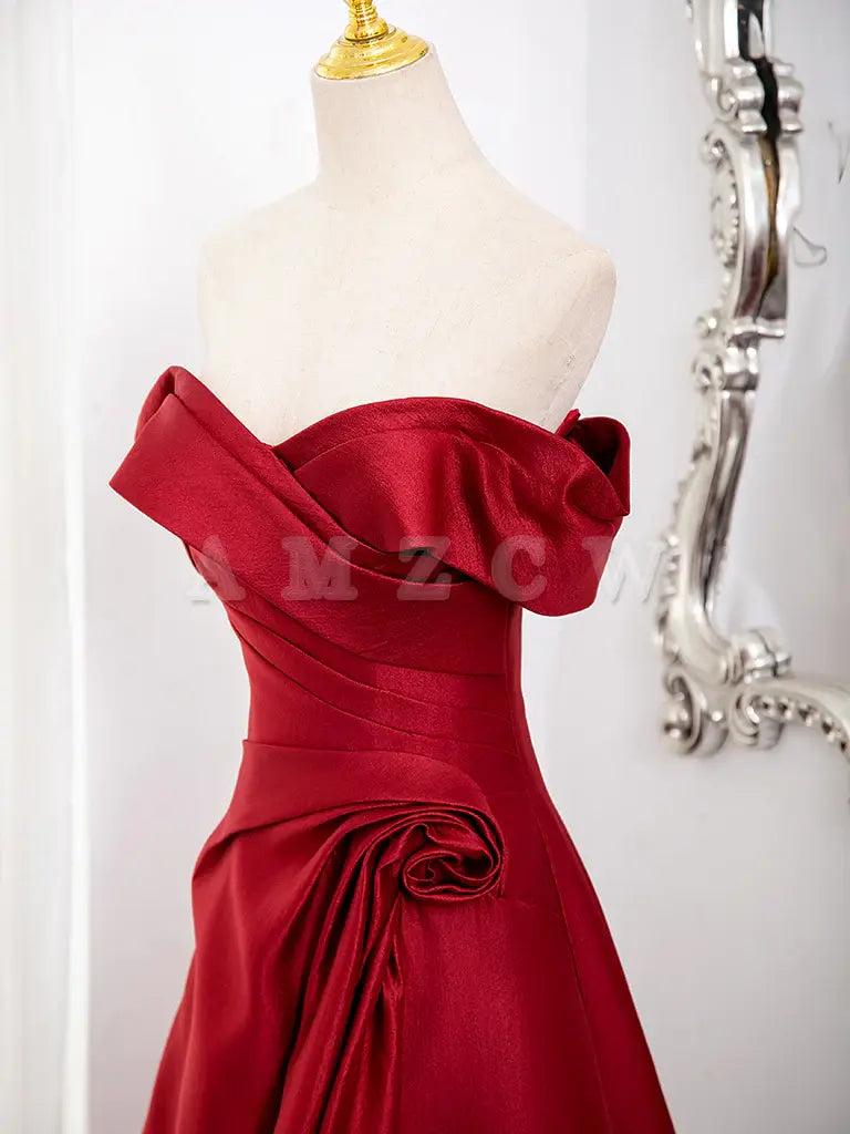 Vestido de fiesta largo de satén burdeos con hombros descubiertos y corte en A de Amzcw. Disponible en tienda.