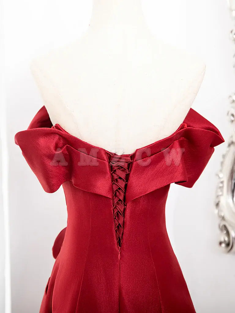 Vestido de fiesta largo de satén burdeos con hombros descubiertos y corte en A de Amzcw. Disponible en tienda.