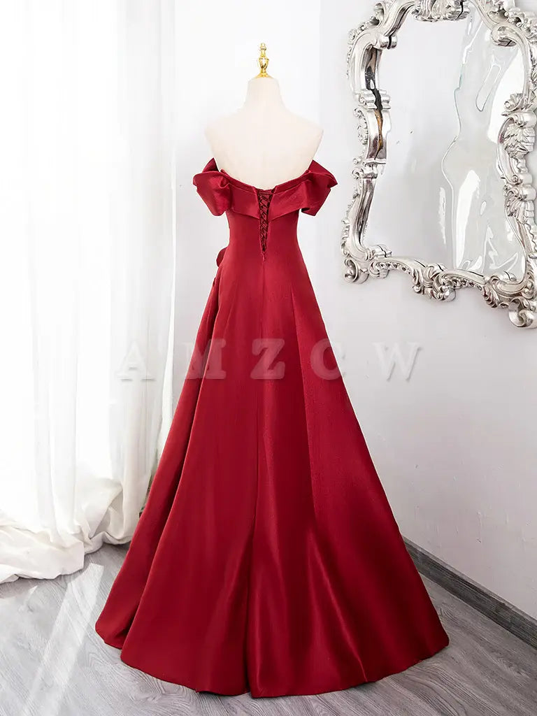 Vestido de fiesta largo de satén burdeos con hombros descubiertos y corte en A de Amzcw. Disponible en tienda.