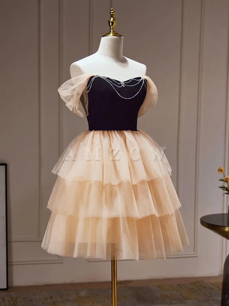 Vestido de fiesta corto de tul color champán con escote en forma de A y escote corazón de Amzcw. Vestido de fiesta color champán en tienda.