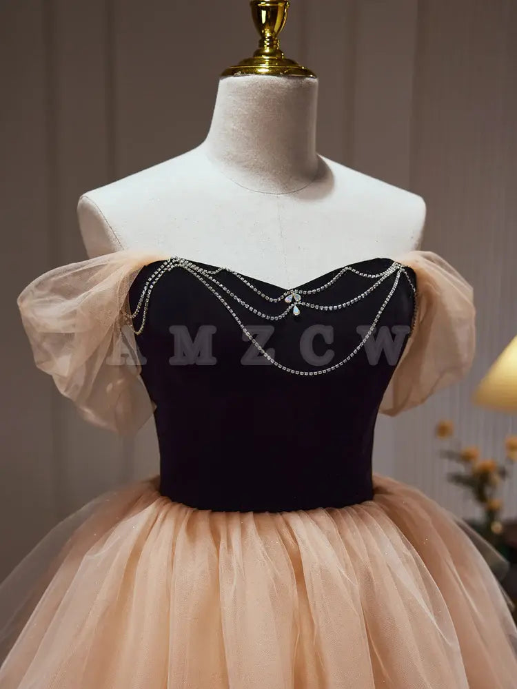 Vestido de fiesta corto de tul color champán con escote en forma de A y escote corazón de Amzcw. Vestido de fiesta color champán en tienda.