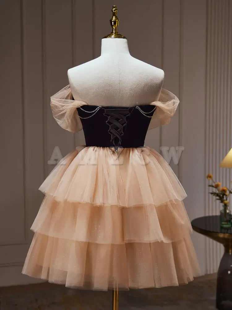 Vestido de fiesta corto de tul color champán con escote en forma de A y escote corazón de Amzcw. Vestido de fiesta color champán en tienda.