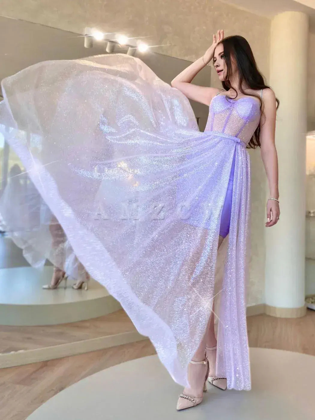Vestido de fiesta largo de tul morado con escote corazón y corte en A de Amzcw. Vestido de noche morado. Vestido de fiesta disponible en tienda.