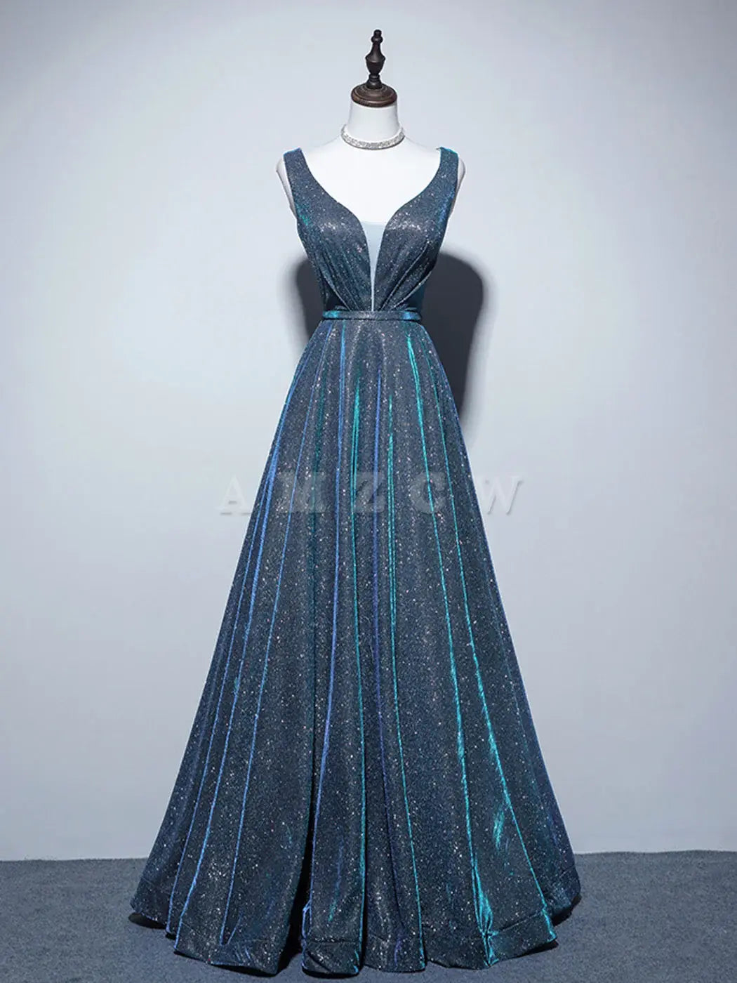 Vestido de fiesta largo azul satinado con escote en V y corte A de Amzcw. Vestidos formales azules. Vestido de fiesta en tienda.